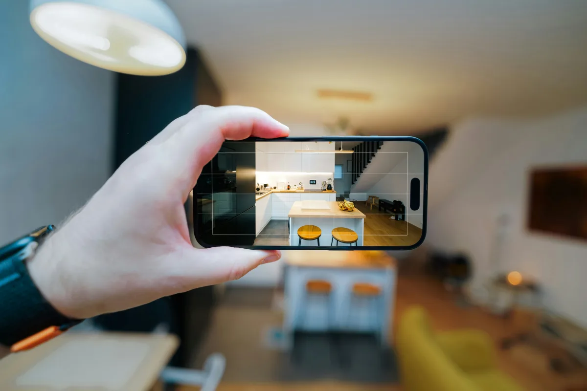 Tour virtual 360 imobiliário em tablet mostrando navegação por ambiente de imóvel
